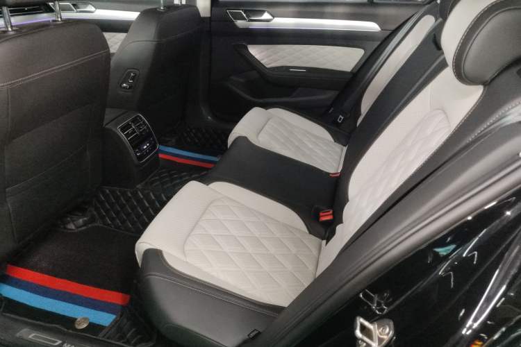 Used Volkswagen Magotan 2023 2 Million Units Commemorative Edition 330TSI DSG Luxury Version Left Rear Seat