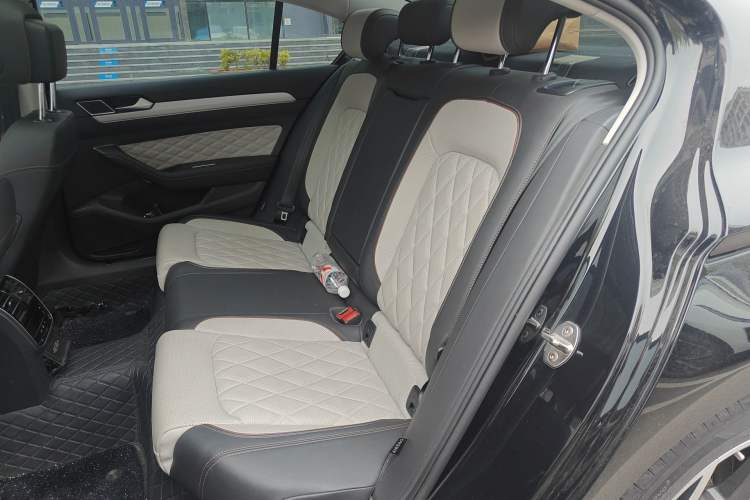 Used Volkswagen Magotan 2023 2 Million Units Commemorative Edition 330TSI DSG Luxury Version Left Rear Seat
