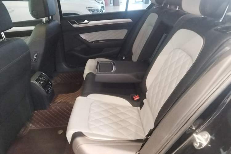 Used Volkswagen Magotan 2023 2 Million Units Commemorative Edition 330TSI DSG Luxury Version Left Rear Seat