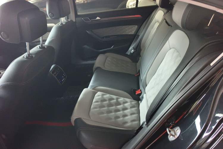 Used Volkswagen Magotan 2023 2 Million Units Limited Edition 330TSI DSG Leading Version Left Rear Seat
