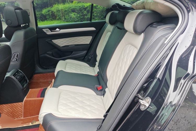 Used Volkswagen Magotan 2023 2 Million Units Commemorative Edition 330TSI DSG Luxury Version Left Rear Seat