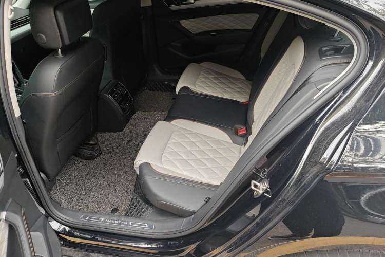 Used Volkswagen Magotan 2023 2 Million Units Commemorative Edition 330TSI DSG Luxury Version Left Rear Seat