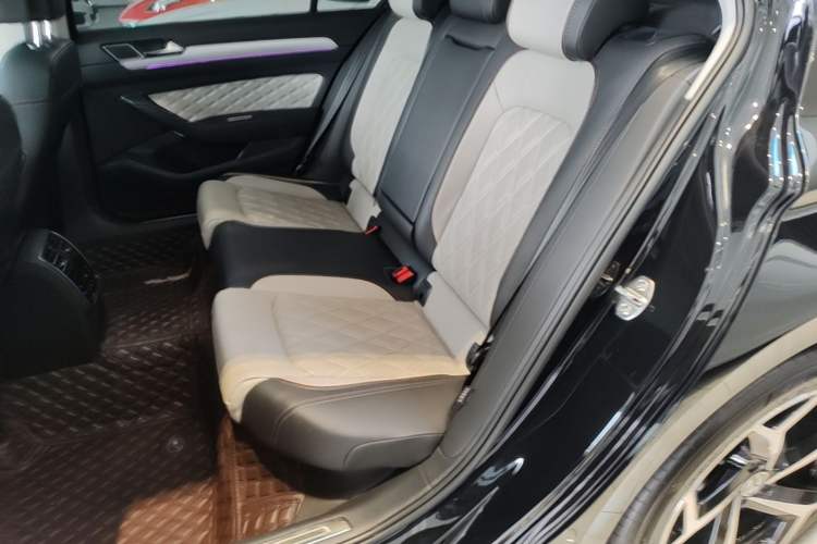 Used Volkswagen Magotan 2023 2 Million Units Commemorative Edition 330TSI DSG Luxury Version Left Rear Seat