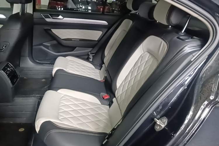 Used Volkswagen Magotan 2023 2 Million Units Commemorative Edition 330TSI DSG Luxury Version Left Rear Seat