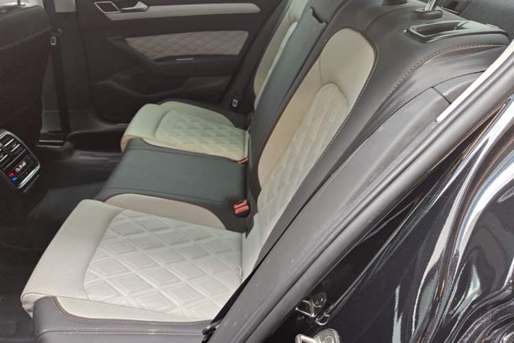 Used Volkswagen Magotan 2023 2 Million Units Commemorative Edition 330TSI DSG Luxury Version Left Rear Seat