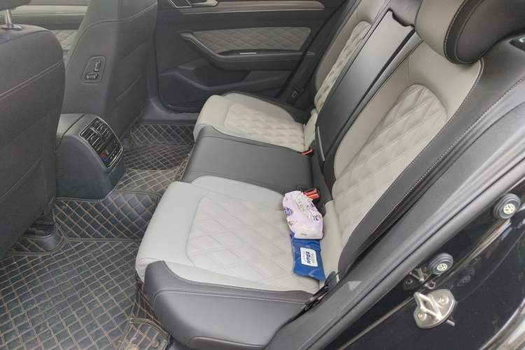 Used Volkswagen Magotan 2023 2 Million Units Limited Edition 330TSI DSG Leading Version Left Rear Seat