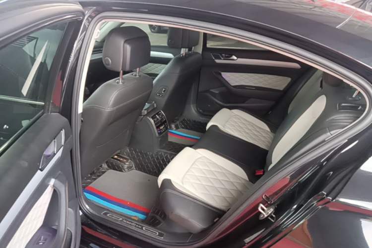 Used Volkswagen Magotan 2023 2 Million Units Commemorative Edition 330TSI DSG Luxury Version Left Rear Seat