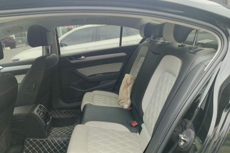 Used Volkswagen Magotan 2023 2 Million Units Commemorative Edition 330TSI DSG Luxury Version Left Rear Seat