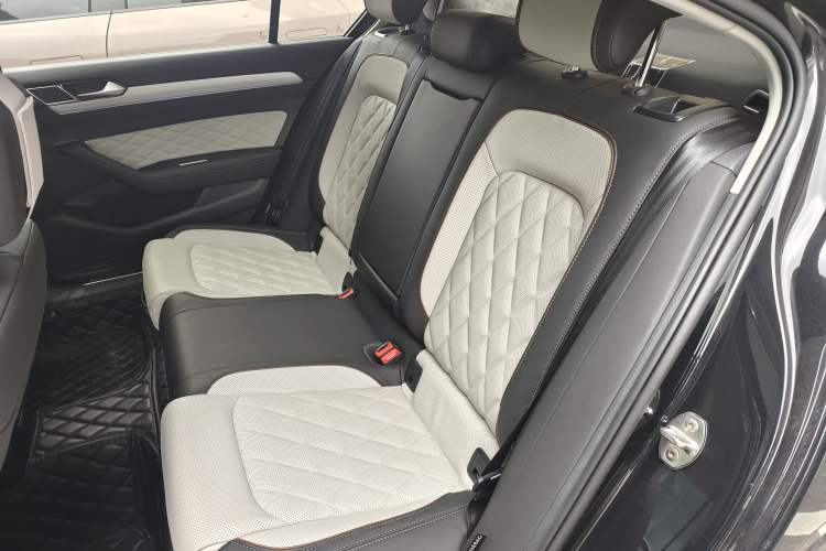 Used Volkswagen Magotan 2023 2 Million Units Commemorative Edition 330TSI DSG Luxury Version Left Rear Seat