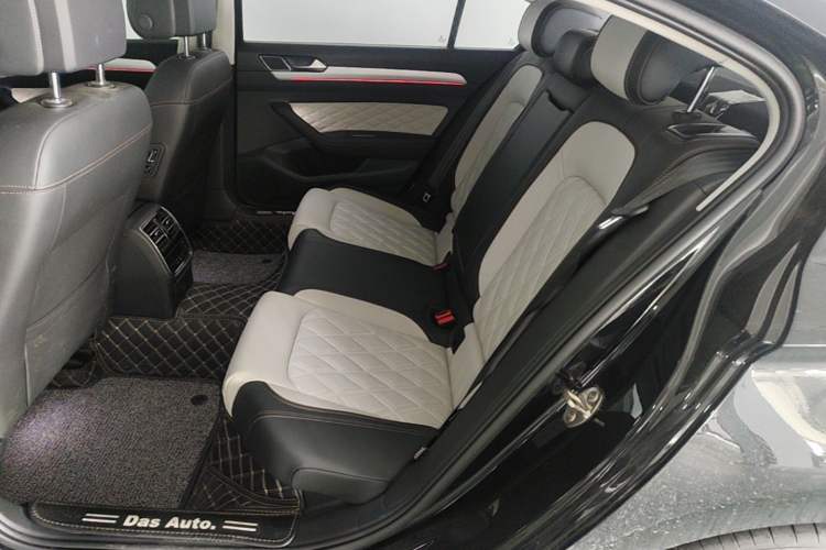 Used Volkswagen Magotan 2023 2 Million Units Commemorative Edition 330TSI DSG Luxury Version Left Rear Seat