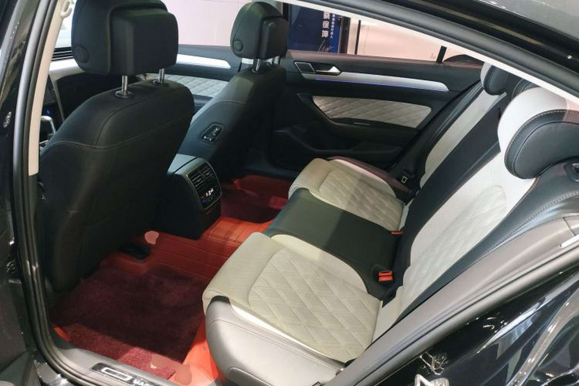 Used Volkswagen Magotan 2023 2 Million Units Commemorative Edition 330TSI DSG Luxury Version Left Rear Seat
