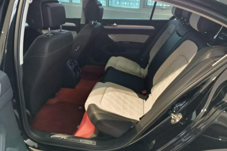 Used Volkswagen Magotan 2023 2 Million Units Commemorative Edition 330TSI DSG Luxury Version Left Rear Seat