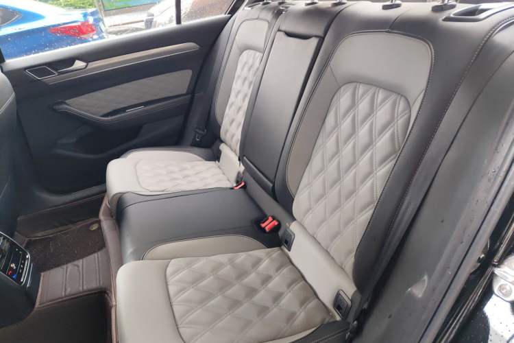Used Volkswagen Magotan 2023 2 Million Units Limited Edition 330TSI DSG Leading Version Left Rear Seat