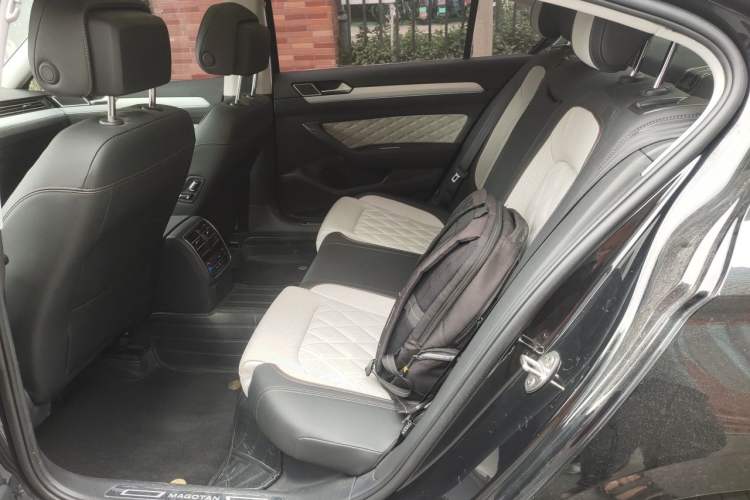 Used Volkswagen Magotan 2023 2 Million Units Commemorative Edition 330TSI DSG Luxury Version Left Rear Seat