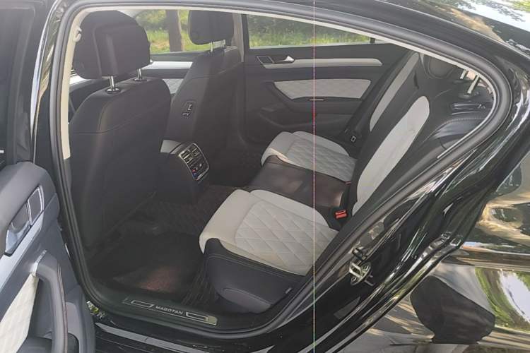 Used Volkswagen Magotan 2023 2 Million Units Commemorative Edition 330TSI DSG Luxury Version Left Rear Seat