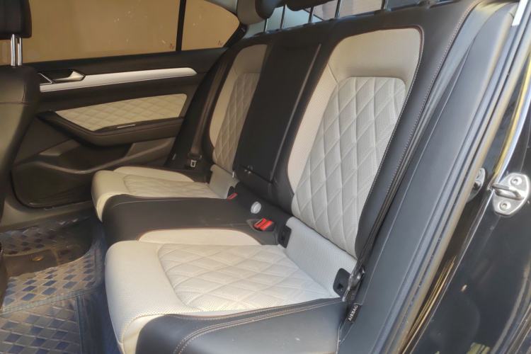 Used Volkswagen Magotan 2023 2 Million Units Commemorative Edition 330TSI DSG Luxury Version Left Rear Seat