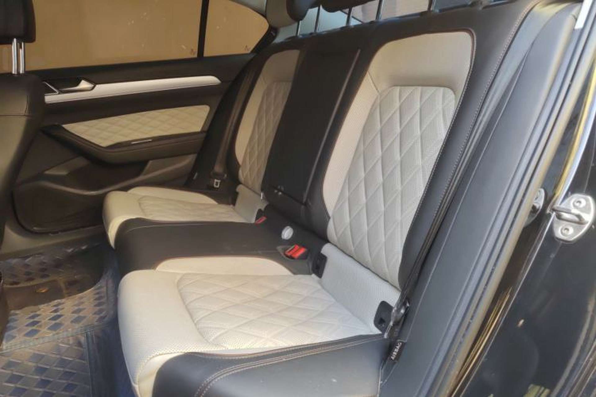 Used Volkswagen Magotan 2023 2 Million Units Commemorative Edition 330TSI DSG Luxury Version Left Rear Seat