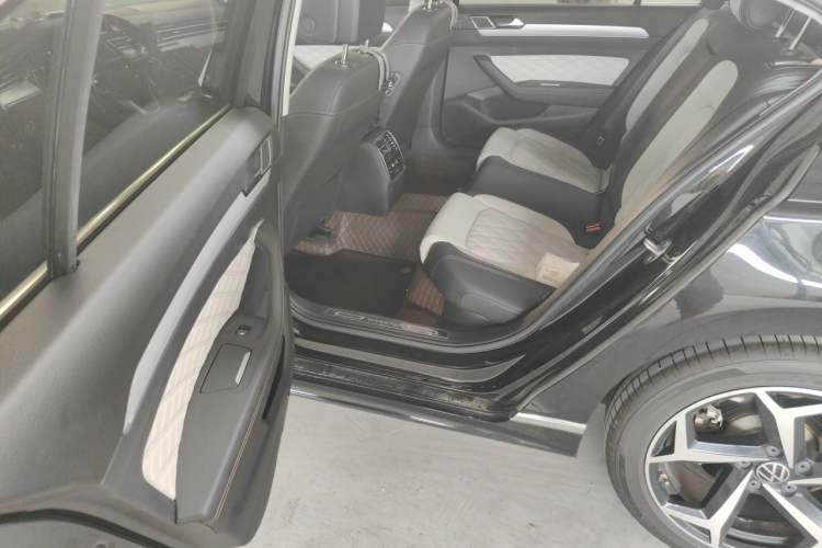 Used Volkswagen Magotan 2023 2 Million Units Commemorative Edition 330TSI DSG Luxury Version Left Rear Seat