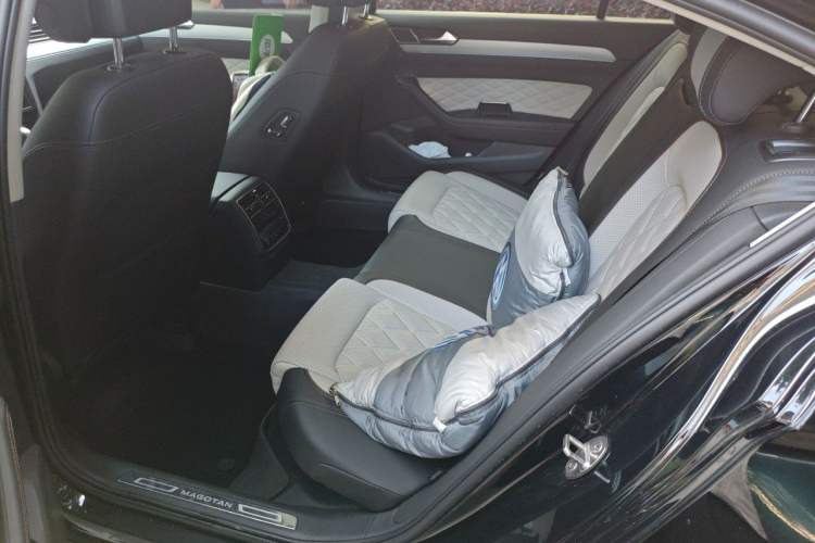 Used Volkswagen Magotan 2023 2 Million Units Commemorative Edition 330TSI DSG Luxury Version Left Rear Seat