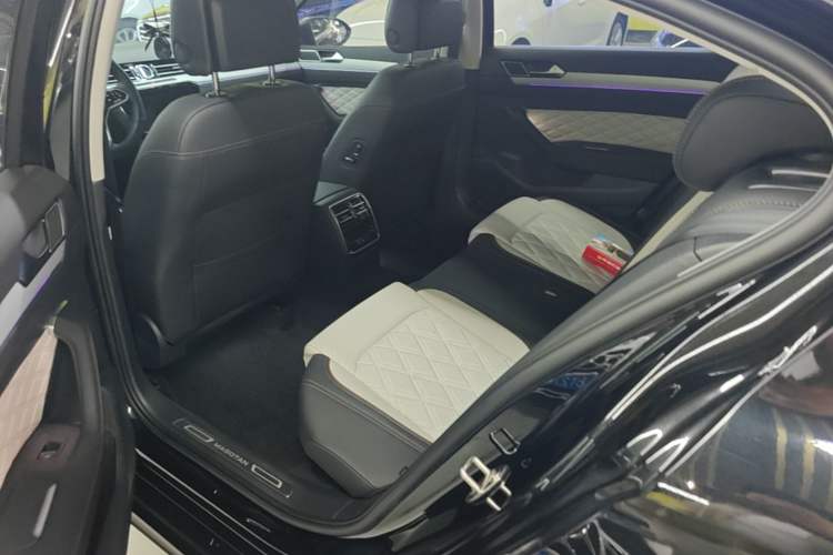 Used Volkswagen Magotan 2023 2 Million Units Commemorative Edition 330TSI DSG Luxury Version Left Rear Seat