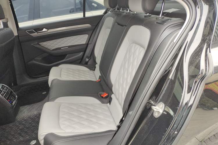 Used Volkswagen Magotan 2023 2 Million Units Limited Edition 330TSI DSG Leading Version Left Rear Seat