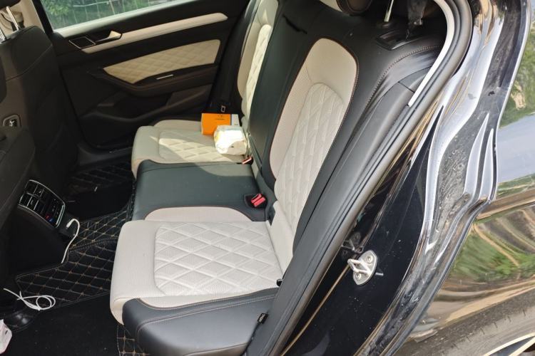 Used Volkswagen Magotan 2023 2 Million Units Commemorative Edition 330TSI DSG Luxury Version Left Rear Seat