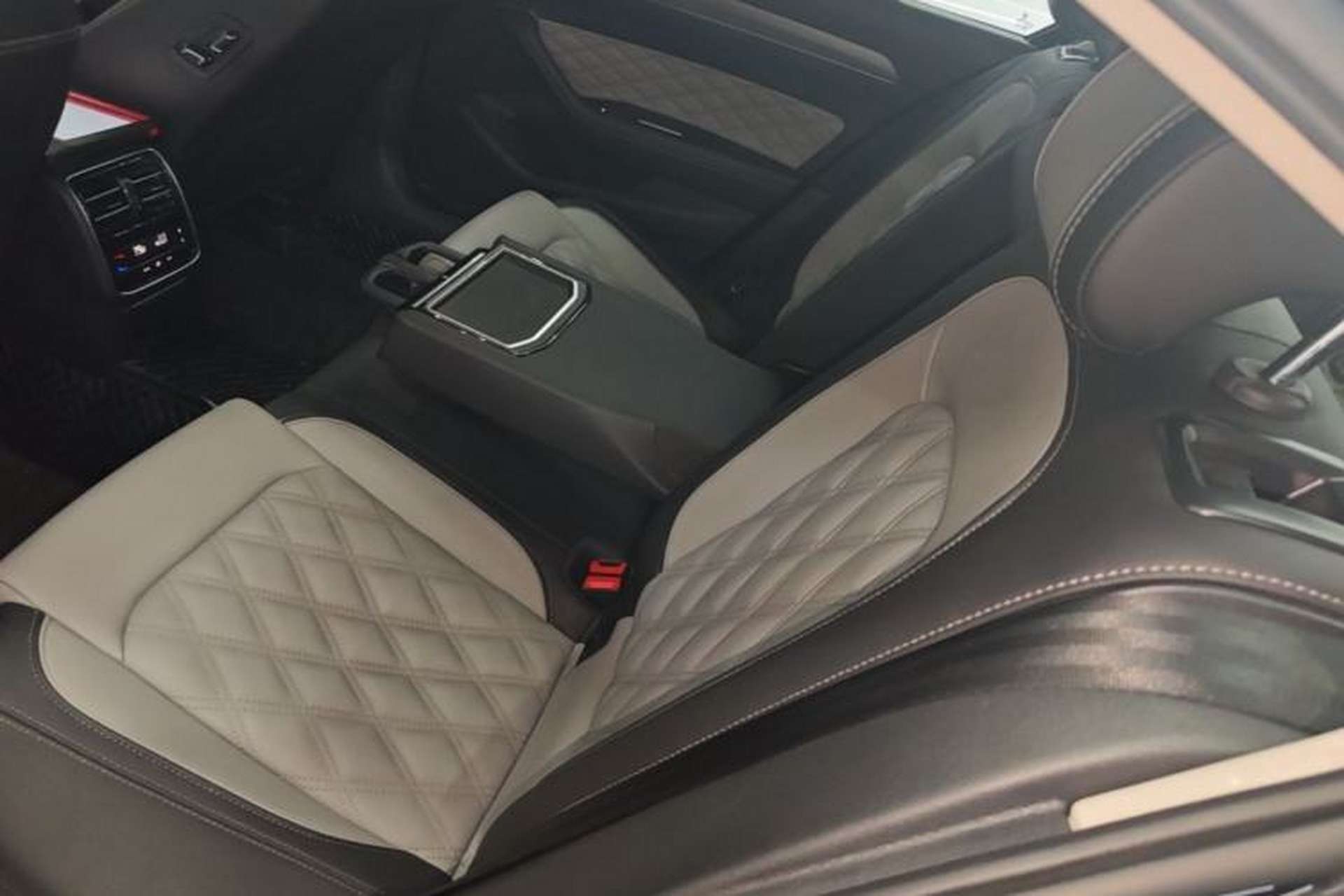 Used Volkswagen Magotan 2023 2 Million Units Limited Edition 330TSI DSG Leading Version Left Rear Seat