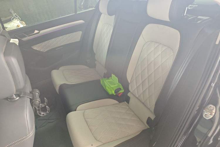 Used Volkswagen Magotan 2023 2 Million Units Commemorative Edition 330TSI DSG Luxury Version Left Rear Seat