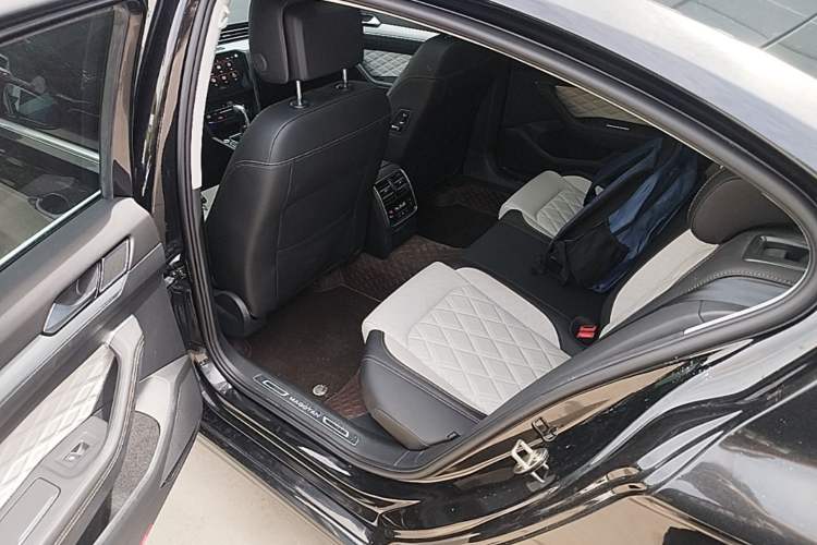 Used Volkswagen Magotan 2023 2 Million Units Commemorative Edition 330TSI DSG Luxury Version Left Rear Seat