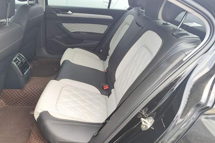 Used Volkswagen Magotan 2023 2 Million Units Commemorative Edition 330TSI DSG Luxury Version Left Rear Seat