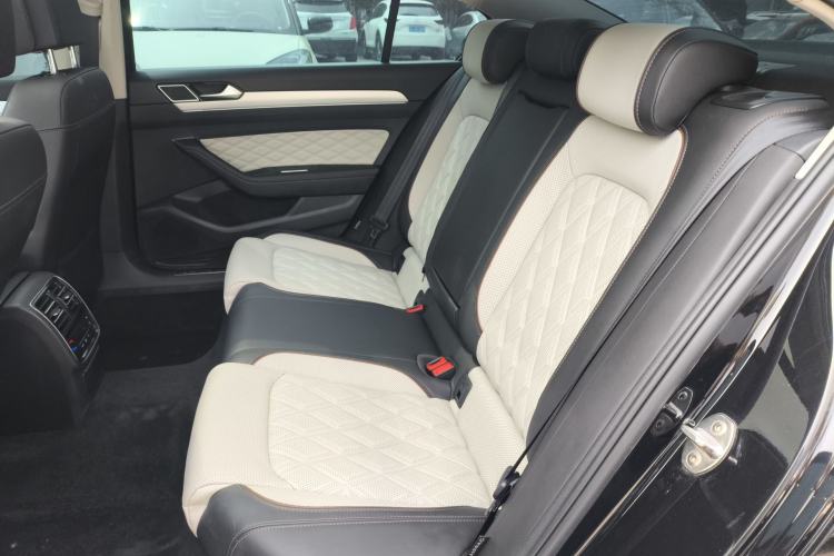 Used Volkswagen Magotan 2023 2 Million Units Commemorative Edition 330TSI DSG Luxury Version Left Rear Seat