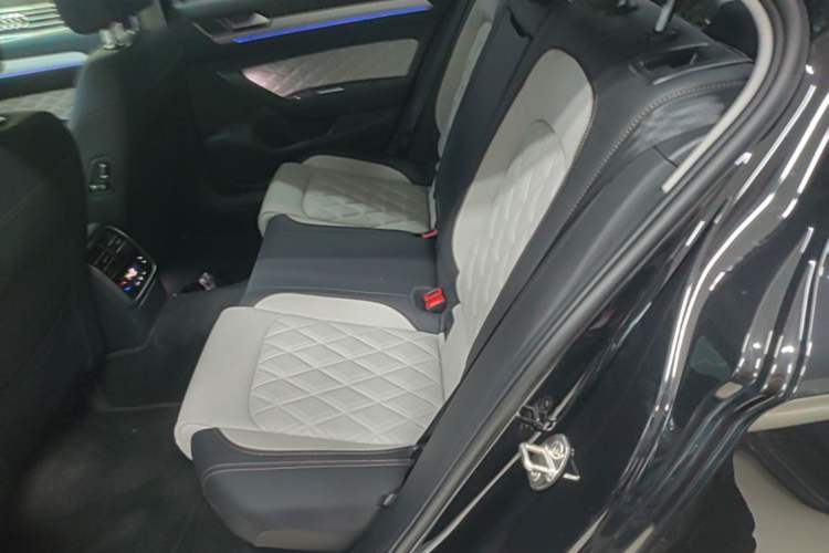 Used Volkswagen Magotan 2023 2 Million Units Commemorative Edition 330TSI DSG Luxury Version Left Rear Seat
