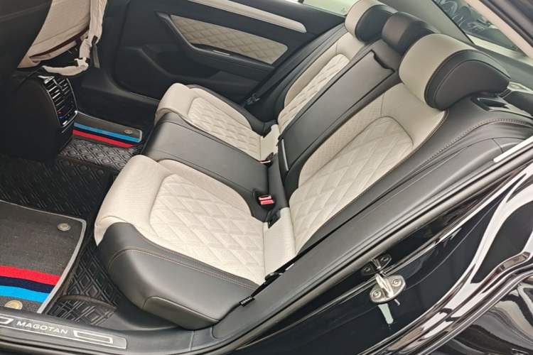 Used Volkswagen Magotan 2023 2 Million Units Commemorative Edition 330TSI DSG Luxury Version Left Rear Seat