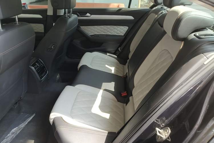 Used Volkswagen Magotan 2023 2 Million Units Commemorative Edition 330TSI DSG Luxury Version Left Rear Seat