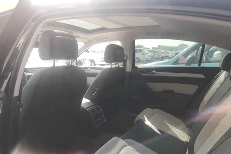 Used Volkswagen Magotan 2023 2 Million Units Limited Edition 330TSI DSG Leading Version Left Rear Seat