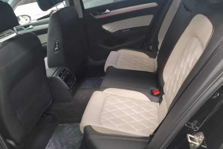 Used Volkswagen Magotan 2023 2 Million Units Commemorative Edition 330TSI DSG Luxury Version Left Rear Seat