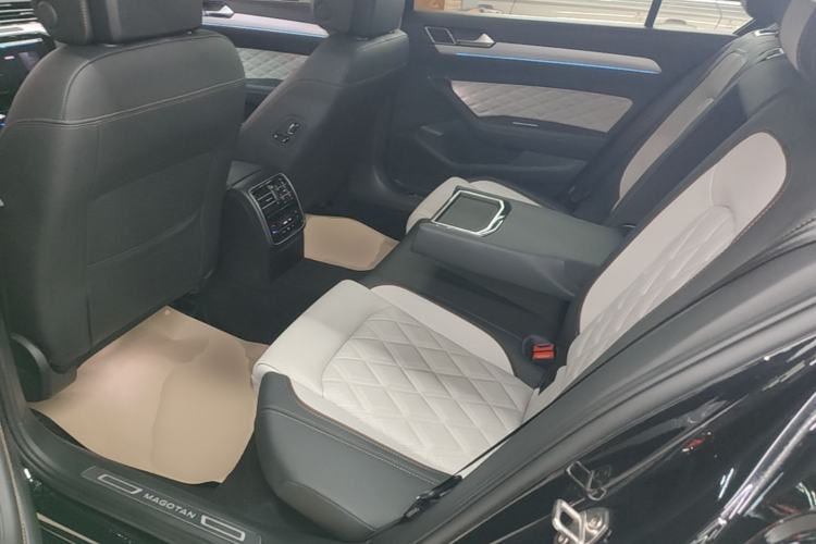Used Volkswagen Magotan 2023 2 Million Units Commemorative Edition 330TSI DSG Luxury Version Left Rear Seat