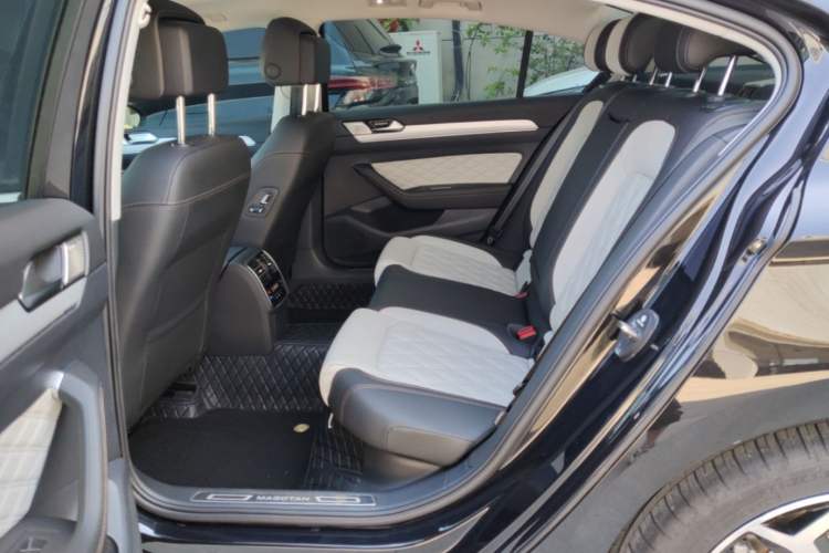 Used Volkswagen Magotan 2023 2 Million Units Commemorative Edition 330TSI DSG Luxury Version Left Rear Seat