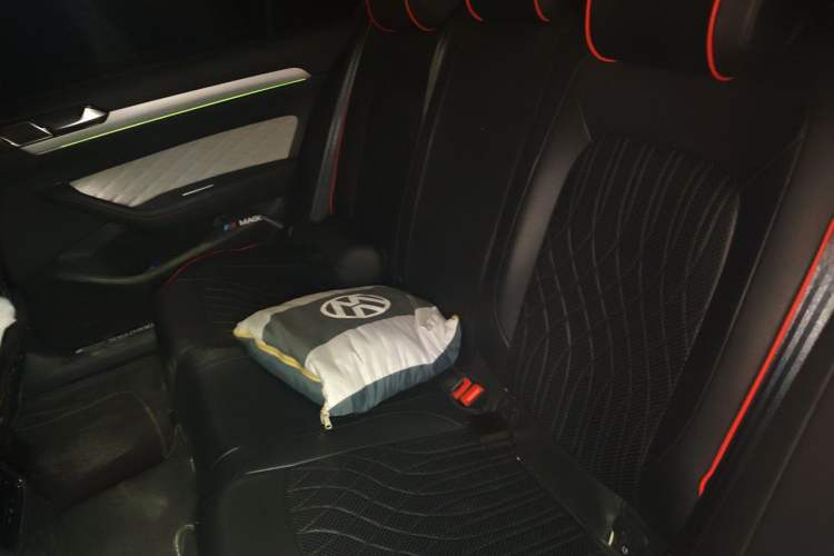 Used Volkswagen Magotan 2023 2 Million Units Commemorative Edition 330TSI DSG Luxury Version Left Rear Seat