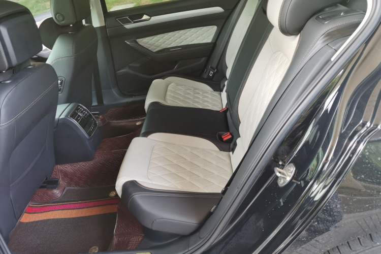 Used Volkswagen Magotan 2023 2 Million Units Commemorative Edition 330TSI DSG Luxury Version Left Rear Seat