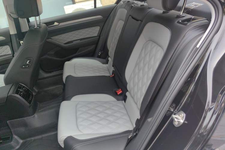 Used Volkswagen Magotan 2023 2 Million Units Limited Edition 330TSI DSG Leading Version Left Rear Seat
