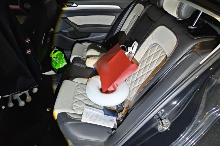 Used Volkswagen Magotan 2023 2 Million Units Commemorative Edition 330TSI DSG Luxury Version Left Rear Seat