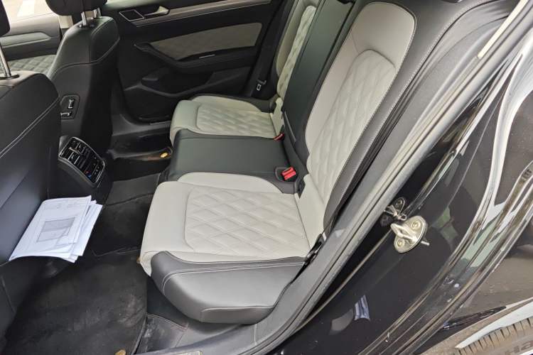 Used Volkswagen Magotan 2023 2 Million Units Limited Edition 330TSI DSG Leading Version Left Rear Seat