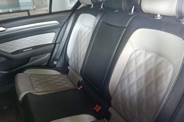 Used Volkswagen Magotan 2023 2 Million Units Limited Edition 330TSI DSG Leading Version Left Rear Seat