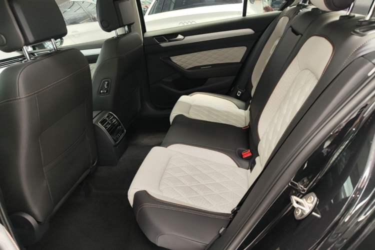 Used Volkswagen Magotan 2023 2 Million Units Commemorative Edition 330TSI DSG Luxury Version Left Rear Seat