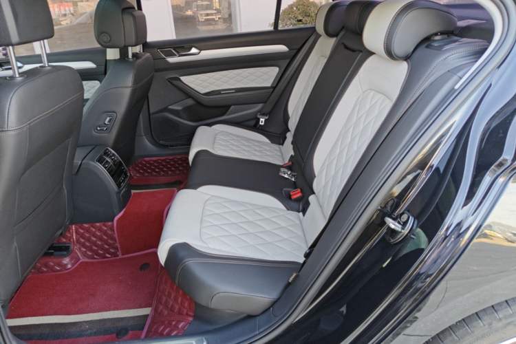 Used Volkswagen Magotan 2023 2 Million Units Commemorative Edition 330TSI DSG Luxury Version Left Rear Seat