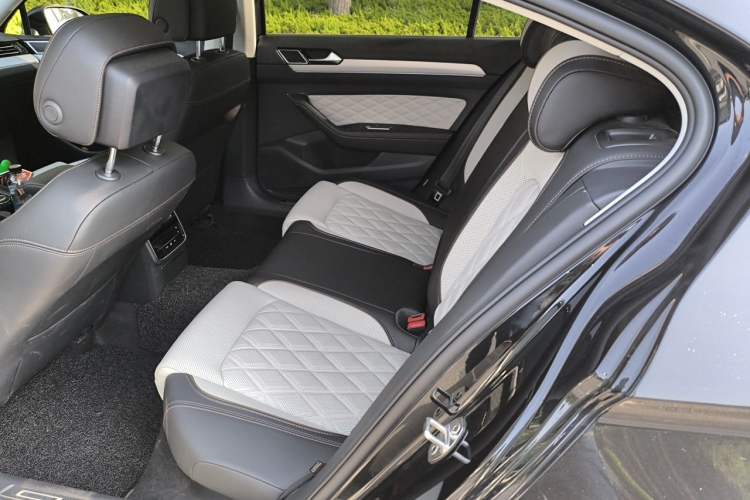 Used Volkswagen Magotan 2023 2 Million Units Commemorative Edition 330TSI DSG Luxury Version Left Rear Seat