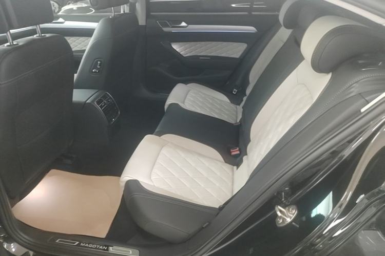 Used Volkswagen Magotan 2023 2 Million Units Commemorative Edition 330TSI DSG Luxury Version Left Rear Seat