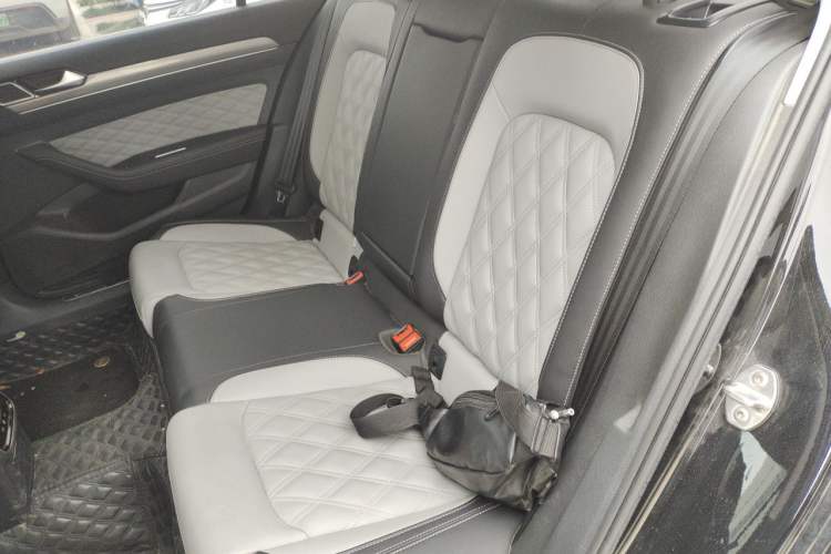 Used Volkswagen Magotan 2023 2 Million Units Commemorative Edition 330TSI DSG Luxury Version Left Rear Seat