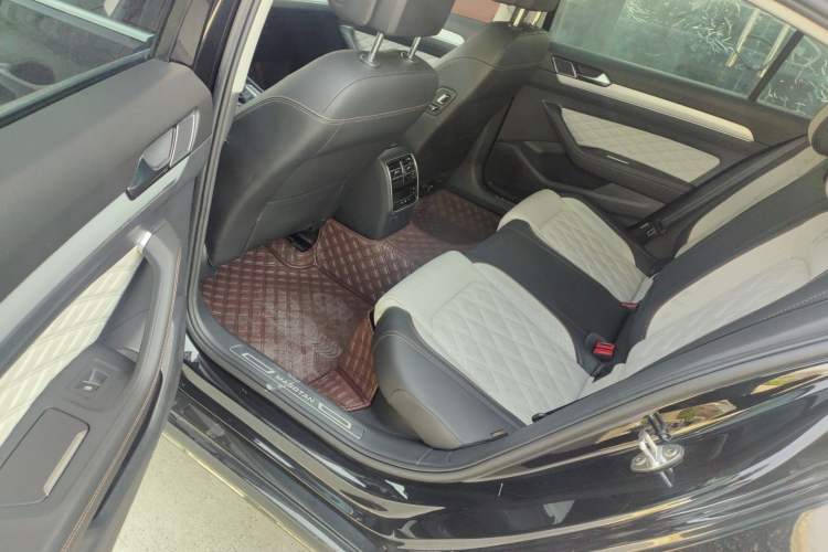 Used Volkswagen Magotan 2023 2 Million Units Limited Edition 330TSI DSG Leading Version Left Rear Seat